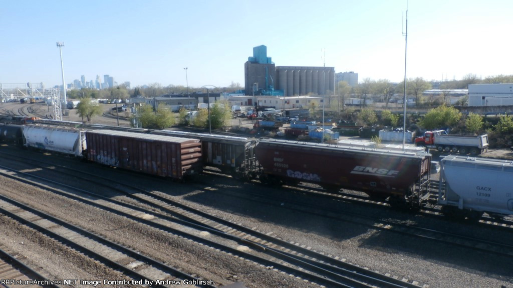 BNSF 485928 & GACX 12109